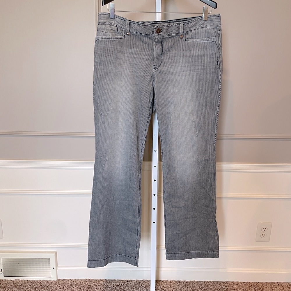 Eddie Bauer Women's curvy denim trouser NWT sz 14 pinstripe wide leg blue white